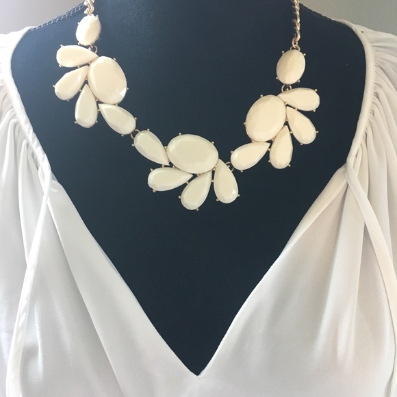 Beautiful white blouse - excellent  condition - Picture 2 of 6